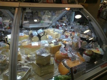 step7: 選一塊搭配的起司，現場有工作人員，你可以請他幫你挑一款配合肉類的起司