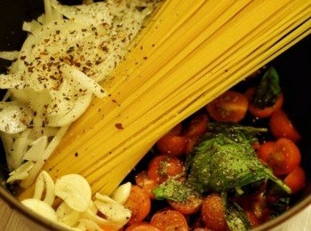 step1: 準備一個大鍋，加入所有材料 (芝士除外)