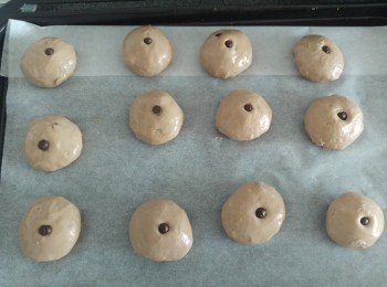 step4: 將粉團平均分成12粒, 如覺得痴手, 手可搽上食用油, 搓成朱古力波後面放鋪上朱古力粒。