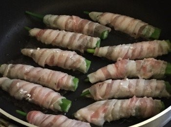 step7: 燒熱油鑊子，豚肉摺口向下平放在鑊子上，中火煎1分鐘後反轉