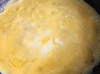 step3: 雞蛋輕手打均，加少許鹽及麻油調味，平底鑊加少許油加熱，中細火加入蛋汁，煎香一邊，上面的蛋汁凝固後再反轉，兩面煎香後上碟切絲備用