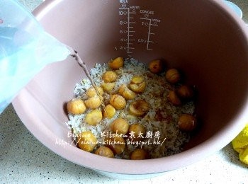 step7: 加入栗子肉 , 少許鹽 , 胡椒粉 , 生抽調味 , 再加入水 (水的份量同平時煮飯的份量一樣)