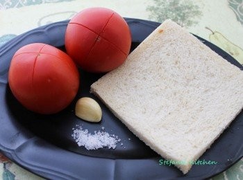 step1: 洗乾淨蕃茄後，在皮上輕輕?上十字方便去皮