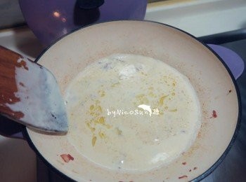 step6: 煸過蒜片和培根的餘鍋～到入鮮奶油和兩匙煮麵水煮滾調味