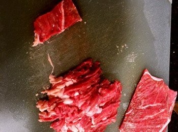 step1: 備好材料，牛肉洗淨切絲，放一些盐，白胡椒，料酒醃製。