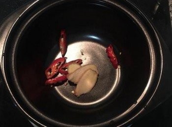 step2: 取ㄧ陶鍋，放入薑片及辣椒片。