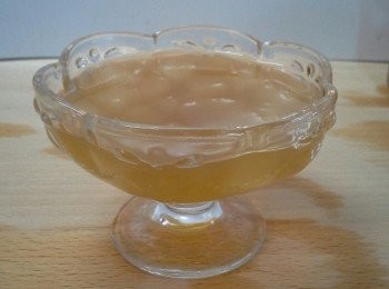 step6: 最後將蘆薈粒放入杯中，加入綠茶，放入雪櫃雪至凝固即可。