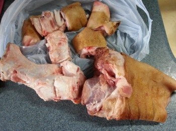 step1: 買新鮮豬手時,先講清楚是做元蹄用,請檔主代為去骨,下半部斬件,上半部起了的骨可煲湯用