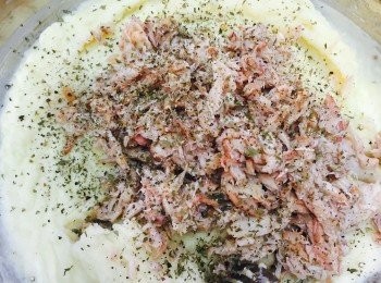 step3: 加入即食蟹肉、香芹碎、鹽及黑椒調味，拌匀後放入雪櫃雪約1小時。