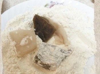 step4: 裹上低筋麵粉準備油炸。(麵粉:低筋麵粉與太白粉10:2)