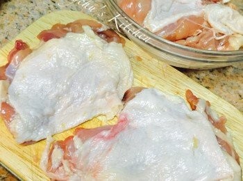 step1: 雞肉洗淨，將特別厚的位置略為切薄，盡量令整塊<a href="https://bit.ly/2ZxapeY" target="_blank" data-keyword="雞扒" class="guide-link"><strong>雞扒</strong></a> <span style="display:inline-block;vertical-align:middle;margin-top:-3px;color:initial;border-radius:3px;padding:2px 3px;font-size:12px;line-height:14px;background:#87d300;color:#fff;">即買</span> 厚度一致，煎的時候受熱會更平均。