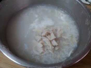 step8: 待粥跳起時 , 把雞肉加入 , 再放到電鍋中 , 外鍋加二杯水 , 再煮一次