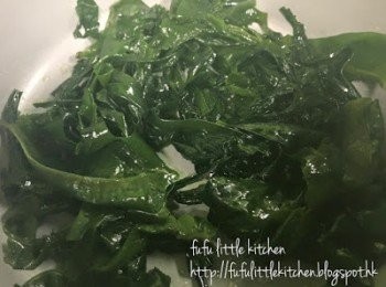 step2: 加少許麻油燒熱，倒入海帶炒香。