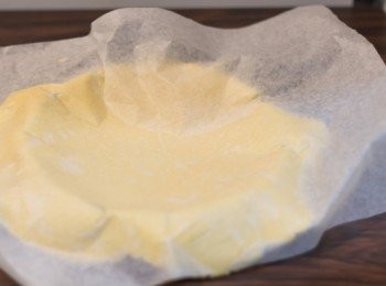 step10: <span class="group_1">撻皮</span>整塊<span class="group_1">撻皮</span>反轉放於批盤上，先輕壓中間部份的<span class="group_1">撻皮</span>定位，撕開淨下的烘焙紙再用<span class="group_1">撻皮</span>鋪好批盤內圍