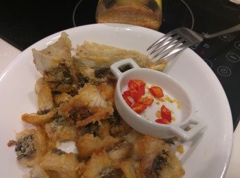 step3: 紅辣椒切粒如怕辣可去籽,炒香炸蒜和紅椒將魚片回鑊再加少許椒鹽炒勻即成。