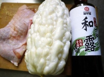 step1: 材料如圖，苦瓜、雞肉切塊狀