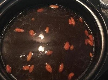 step4: 煮到湯水帶稠狀，便可放入糖和枸杞，等再次煮滾即可享用。 搭配另外煮熟的湯圓也非常好喝。