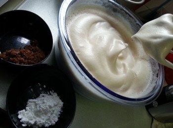 step7: 加入糖後轉高速轉打蛋白,見蛋白將糖溶解後加第二次糖(不需打太長時間,免過度發打,蛋白會變回水份),當打到見拉出有勾時可以加入粟米粉及最後1/3糖,轉回慢速轉打至滑身