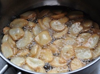 step2: 放入熱油鍋煸炸直至金黃色