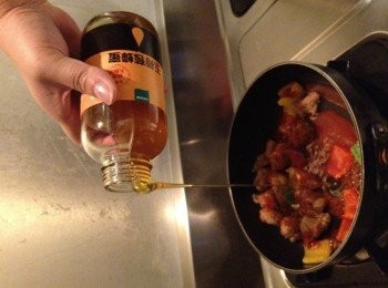 step2: 加入蜜汁與里肌一起翻炒再加入一點點的玉荷包蜂蜜提味