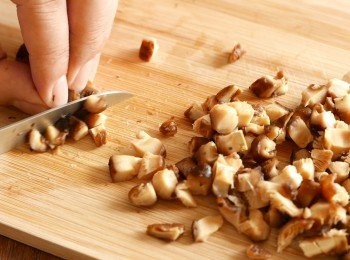 step1: 把乾冬菇洗淨表面，放入碗中，加入常溫水至蓋面，浸泡一晚。
取出冬菇，去蒂，搾乾水份後切小粒備用。另留起 200毫升浸冬菇的水備用。