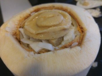 step5: 將飯釀入椰青,鮑魚放面再用錫紙包好後,用焗爐190度焗15分鐘即可食用。