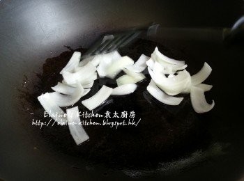 step3: 燒紅鑊 , 放入洋蔥爆至有香味後