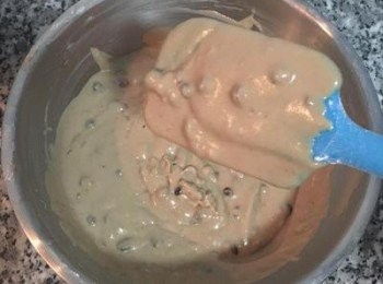 step4: 攪拌到均勻，麵糊會巴在攪拌匙上緩緩滴落的狀況即可。