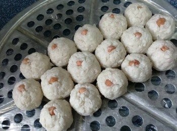 step6: 將按壓好的蘿蔔丸放在鋪了保鮮紙的蒸碟上，直至按壓完，此份量可以整16粒菜頭丸；鍋加入水煲滾，將蒸碟放入鍋隔水大火蒸10分鐘