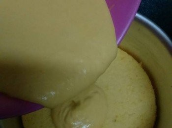 step11: 蛋糕模放入一片蛋糕，將一份的南瓜慕斯漿輕輕倒入，再放入一片蛋糕，倒入第二份南瓜慕斯漿，放入最後一片蛋糕，倒入最後一份南瓜慕斯漿！拿起模型輕輕扣打， 讓慕斯漿均勻地平整開來，再用竹籤插入慕斯漿內， 以畫圓的方式攪動，讓慕斯漿中多餘的氣泡釋出。放入雪櫃雪45分鐘