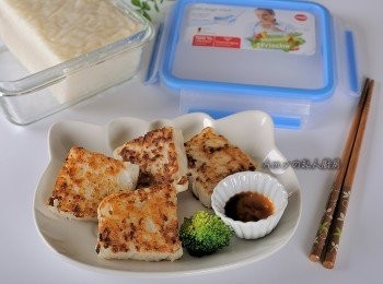 step13: 將蘿蔔糕煎至恰恰狀,外酥內Q軟的蘿蔔糕吃得到蘿蔔鮮甜的滋味,香氣十足。 未食用完的蘿蔔糕,建議裝入保鮮盒裡冷藏，可以保住風味及鮮度。