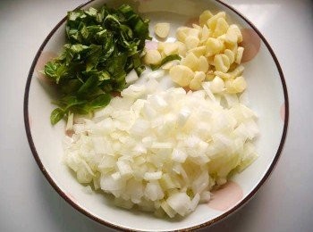 step3: *大蒜切片，羅勒/九層塔切碎。洋蔥切小塊。辣椒切段。