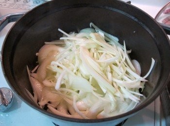 step3: 在熱鍋中倒入梅爾雷赫冷壓初榨橄欖油，放入洋蔥末，用小火慢慢炒軟洋蔥約3分鐘。