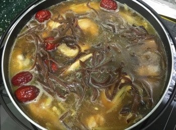 step5: 最後落木耳絲伴勻，用慢火煮15分鐘，落鹽調味即成.