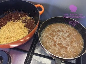 step6: 6. 先將700ml 既油倒入中型鑊，油微滾有氣泡就可以分別將乾蔥蓉、蒜蓉、蝦米碎、瑤柱絲、咸魚同金華火腿炸好。炸既時候油溫唔可以太熱，唔係會好易