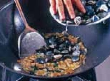 step1: 所有的材料洗淨，番茄、洋蔥均切粒，洋菇切片、花蛤仔泡水吐沙備用。
油鍋燒熱放入洋蔥、洋菇、九層塔拌炒，再加入花蛤仔翻炒。