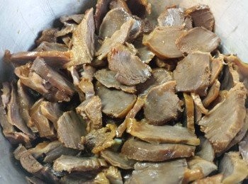 step4: 火<a href="https://bit.ly/3uTwVKG" target="_blank" data-keyword="雞腎" class="guide-link"><strong>雞腎</strong></a> <span style="display:inline-block;vertical-align:middle;margin-top:-3px;color:initial;border-radius:3px;padding:2px 3px;font-size:12px;line-height:14px;background:#87d300;color:#fff;">即買</span> 盛起放涼後切薄片。