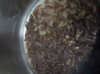 step2: 將木耳絲倒入鍋中出水1分鐘，倒出瀝水