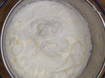 step12: 淡忌廉打入糖粉，再墊著冰粒打至九分發備用