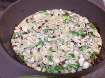 step2: 倒入平底鍋，蓋上鍋蓋，小火慢煎