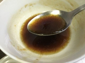 step2: 蔥段切粒或斜切, 皮蛋去殼切粒狀備用