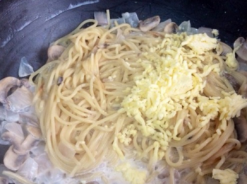 step8: 撒上芝士碎，翻炒一下，出鍋，撒上黑胡椒粉，完成。