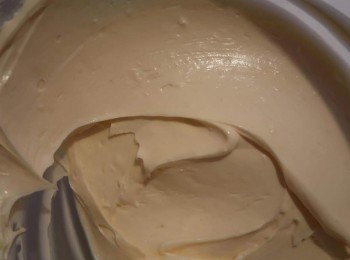 step5: 將兩顆蛋黃都吃進奶油乳酪後，加入些許檸檬汁，持續攪拌，讓乳酪糊更滑順。