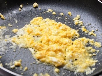 step4: 再放約1大匙油熱鍋，將揉碎均勻的鹹蛋下鍋煸至冒泡，香氣釋出