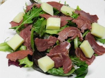 step9: 切小塊之後，鋪在沙拉上