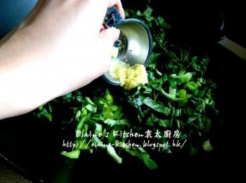step14: 小棠菜放入鑊中加入少許鹽 , 薑汁 , 胡椒粉及水拌炒數分鐘