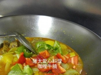 step4: 加入青紅椒略煮一陣,加入椰醬,生粉水埋芡。