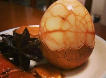 step4: 浸泡時間越長顏色越深，同時也越入味，湯汁很鹹的話別泡太久，泡太久會變鹵蛋哦~