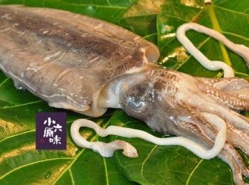 step1: 來自宜蘭小六原味，現撈急凍台灣大花枝，真空包裝，口感鮮甜，柔質Q彈綿密。