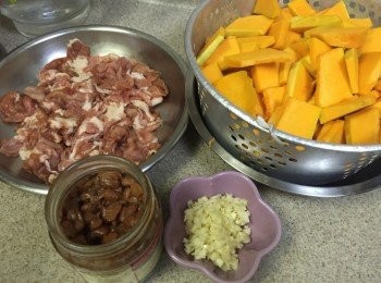 step1: 南瓜去皮去籽切薄片, 黑豚肉沖水後用廚房紙印乾水份, 再用醃料醃約半小時備用, 蒜頭切碎, 蔥切段